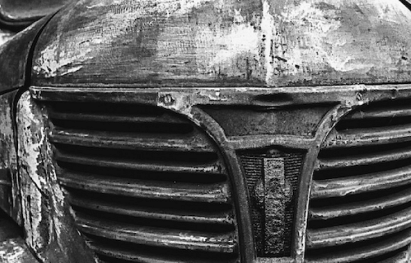 Belle vieille carcasse, version N&B • Handsome Old Truck, B&W version-Pierre Cavale